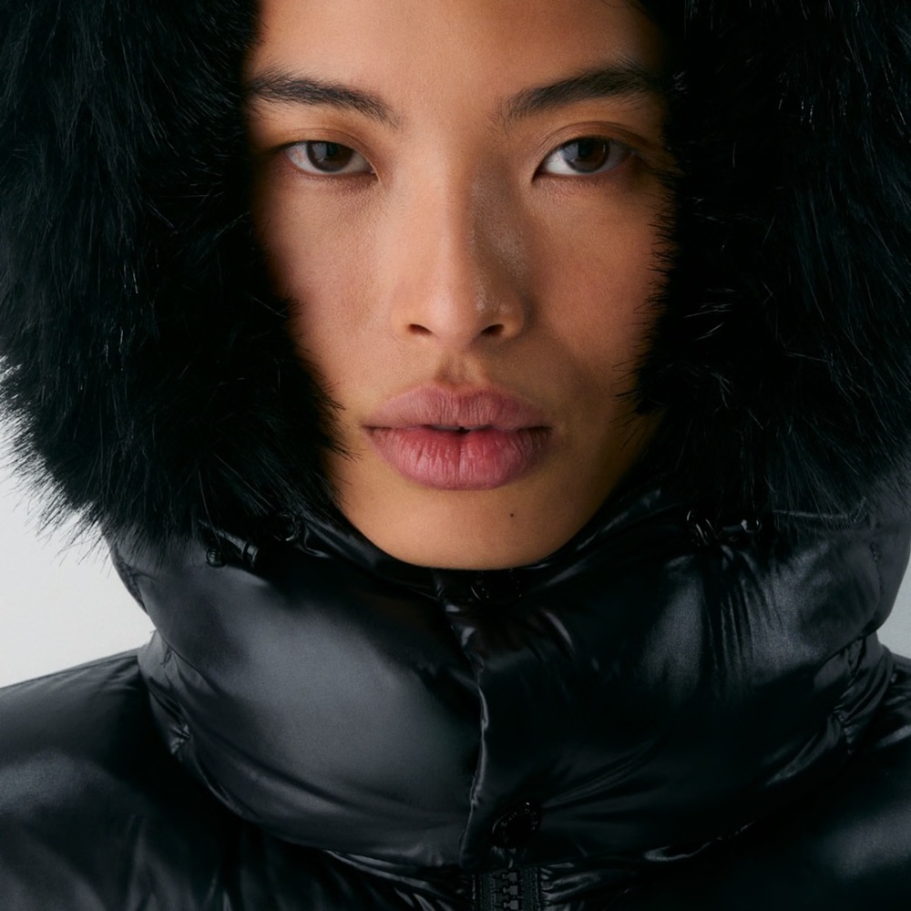 Aritzia: Black gloss SUPER SNUG Puffer mid with Fur (Limited Edition) - Picture 9 of 13